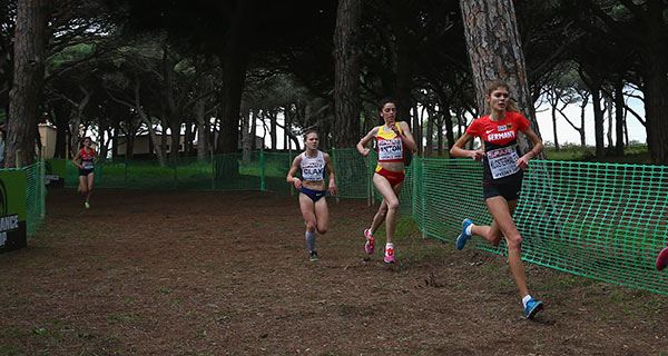 Junior Women (4.15km) : Klosterhalfen times her finish to perfection